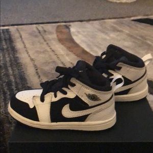 Jordan 1 Unisex Toddlers shoes.